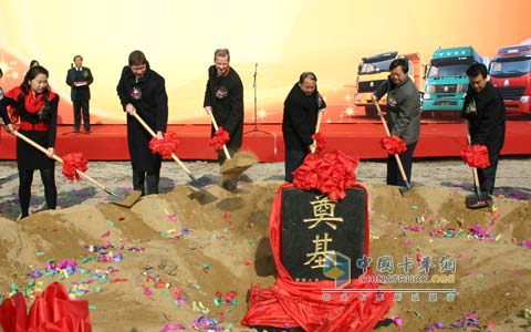 中國(guó)重汽與德國(guó)大陸汽車集團(tuán)合作項(xiàng)目在濟(jì)南臨港工業(yè)園奠基