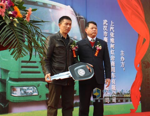 首批20輛環(huán)保型紅巖渣土專用運(yùn)輸車正式交予用戶