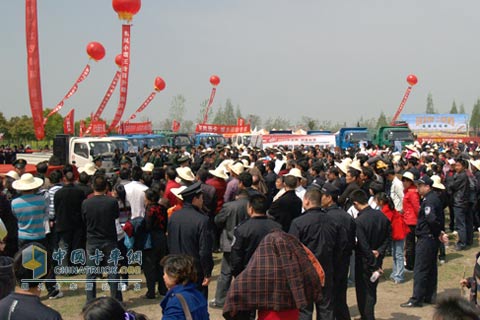 東風輕卡下鄉(xiāng)趕集 農民響應積極