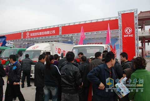 東風(fēng)多利卡百?gòu)?qiáng)巡展前觀眾查看車型資料