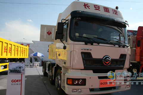 2010北京車展長(zhǎng)安重汽6X2CNG牽引車