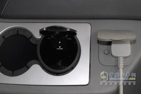 北奔重卡V3內(nèi)飾細(xì)節(jié)到處可見(jiàn)