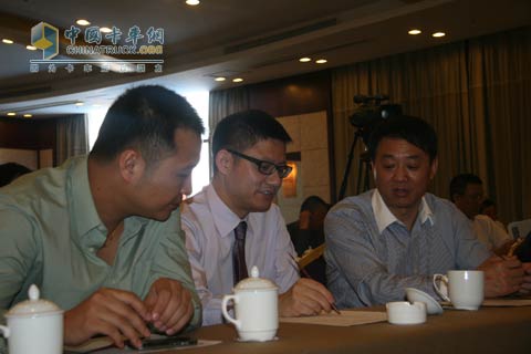 寧波百富物流總經(jīng)理林建華(中)|