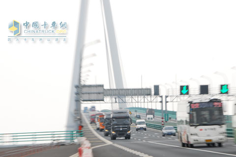 北奔重卡V3經(jīng)過杭州灣大橋