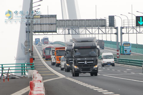 北奔重卡V3經(jīng)過杭州灣大橋