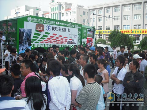 卡車大賽現(xiàn)場熱鬧非凡
