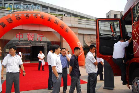 用戶及經(jīng)銷商試乘6×4牽引車