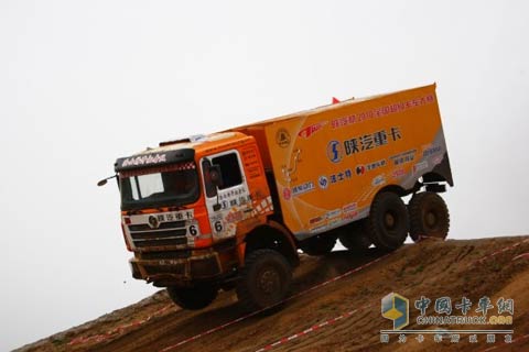 陜汽越野重卡向下俯沖