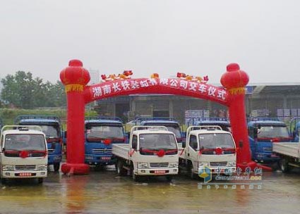 東風(fēng)輕卡規(guī)模化采購(gòu)實(shí)現(xiàn)零突破 22臺(tái)東風(fēng)多利卡達(dá)成交付