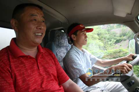 卡車網試駕記者跟福田工作人員