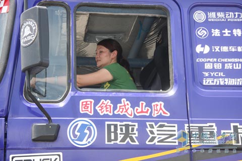 美女賽車手駕駛陜汽卡車