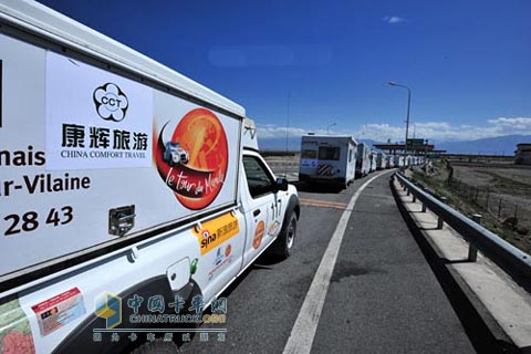 法國房車車隊進入中國的路上