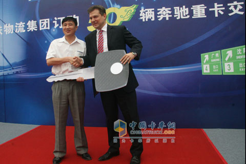 奔馳卡車(chē)與中鐵物流舉行交車(chē)儀式(左為中鐵物流集團(tuán)總裁彭旭東,右為戴姆勒卡車(chē)中國(guó)總裁兼首席執(zhí)行官馬克思)