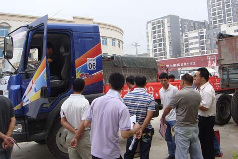 桂平用戶仔細(xì)參觀了解乘龍609巡展車