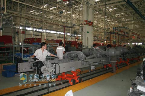 總裝線上工人在車架上安裝部件