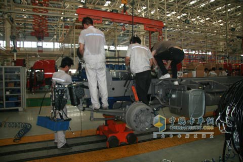 發(fā)動機(jī)安裝工位--濰柴藍(lán)擎12L發(fā)動機(jī)