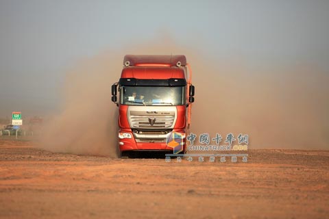 夏日炎炎，黃沙漫天，聯(lián)合卡車從容接受挑戰(zhàn)