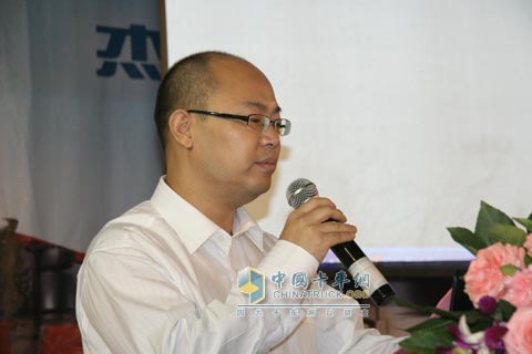 上汽依維柯紅巖商用車有限公司北京銷售服務(wù)中心總經(jīng)理簡(jiǎn)華