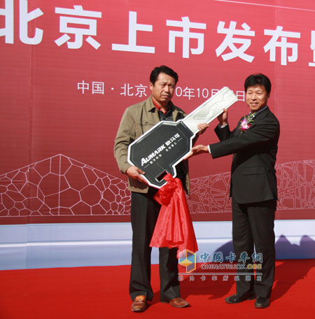 歐馬可北京分公司總經理（右）劉世鵬現(xiàn)場給用戶車鑰匙