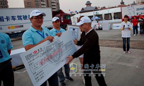 斯堪尼亞集團(tuán)中國戰(zhàn)略中心首席代表兼斯堪尼亞銷售（中國）有限公司執(zhí)行董事何墨池先生向2010斯堪尼亞中國卡車駕駛員大賽全國冠軍嚴(yán)軍頒發(fā)兩萬元獎(jiǎng)金