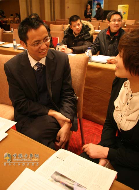 頒獎(jiǎng)間隙汪部長接受卡車網(wǎng)專訪