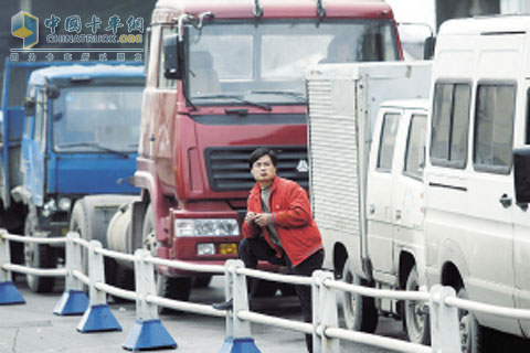 之前加不上油，令很多司機焦急地在加油站外排隊