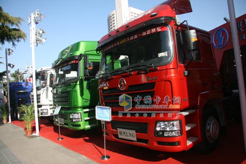 展區(qū)外的陜汽車