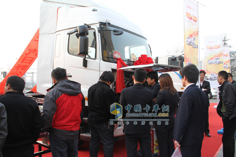 眾多用戶前來參觀廣汽日野樣車