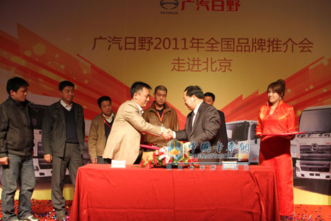廣汽日野董事執(zhí)行副總經(jīng)理區(qū)永堅(jiān)與用戶現(xiàn)場進(jìn)行簽約