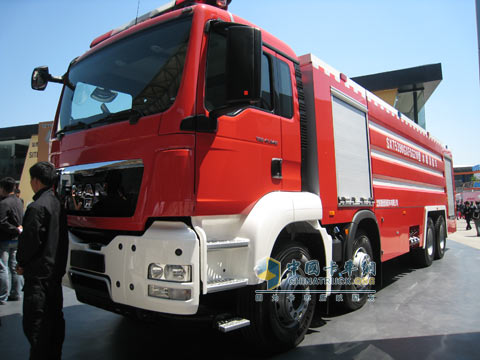 曼TGS8*4消防車