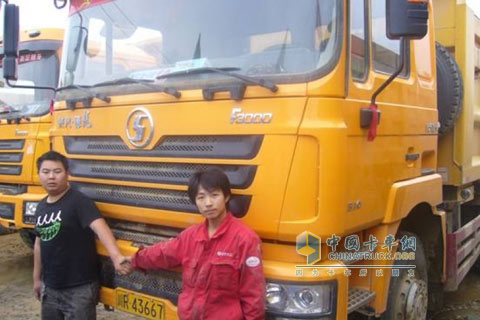 車(chē)主與陜汽服務(wù)站維修師傅劉章合影