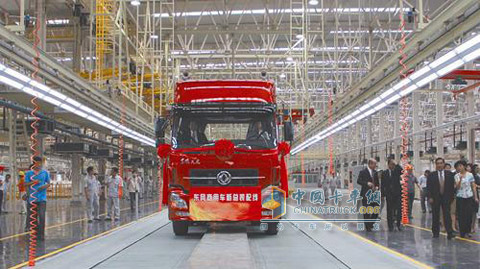 東風(fēng)商用車新工廠首輛重型車裝配下線