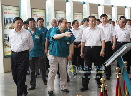 中央政治局常委李長春同志到中國重汽集團濟南商用車有限公司視察