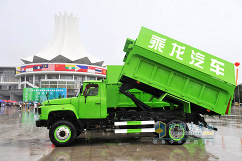 由東風(fēng)柳汽柳州延龍改裝而成的運(yùn)輸車(chē)