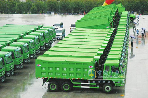 由東風(fēng)柳汽柳州延龍改裝而成的運(yùn)輸車(chē)