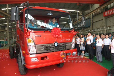成都王牌商用車(chē)公司專(zhuān)務(wù)袁成軍試駕第一輛批量生產(chǎn)的7系737型輕卡
