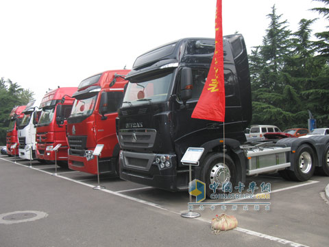 中國重汽2011年親人服務(wù)大會暨首屆全國卡車服務(wù)技能大賽啟動儀式現(xiàn)場展車