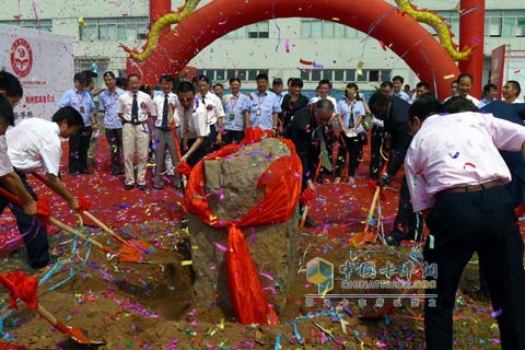 上汽依維柯紅巖汽車學(xué)院奠基培土