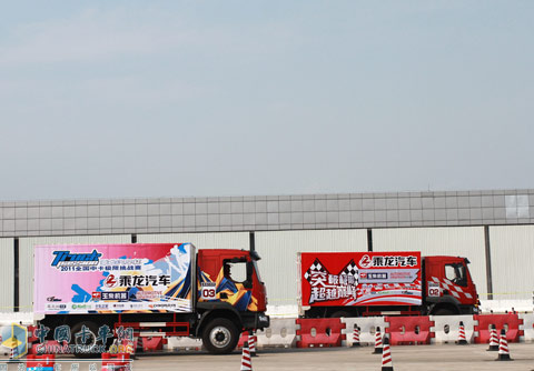 兩輛賽車并駕齊驅(qū)