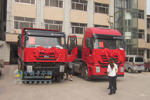 紅巖杰獅推介會(huì)現(xiàn)場(chǎng)展車