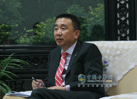 上汽依維柯紅巖總經(jīng)理熊偉銘在媒體見面會上接受采訪