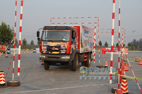 成功穿梭在“限寬門”的賽車