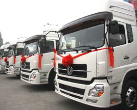 東風(fēng)商用車向中石油交付10輛東風(fēng)天龍LNG天然氣牽引車