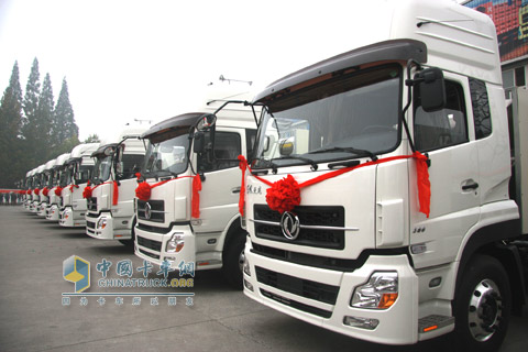東風商用車向中石油交付10輛東風天龍LNG天然氣牽引車
