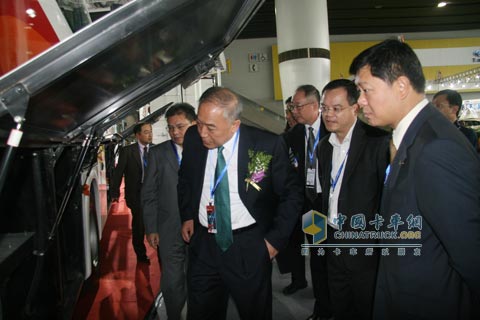 行業(yè)領(lǐng)導(dǎo)仔細(xì)觀看廣汽日野車輛配置