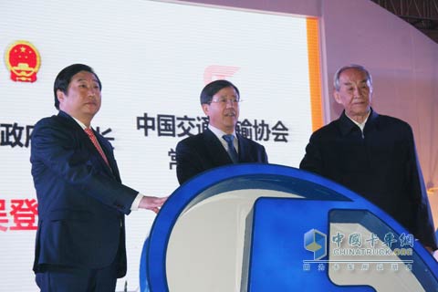 陜汽重卡M3000發(fā)布儀式（濰柴動(dòng)力董事長(zhǎng)譚旭光、陜西省副省長(zhǎng)吳登昌、中國(guó)交通運(yùn)輸協(xié)會(huì)常務(wù)副會(huì)長(zhǎng)王德榮）