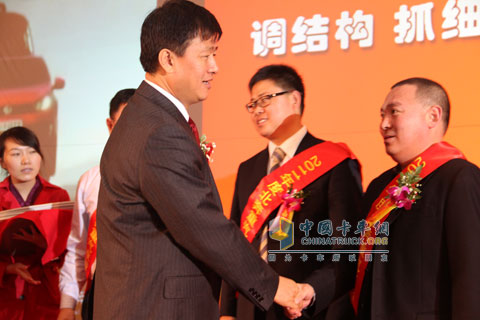 王總給獲獎(jiǎng)經(jīng)銷商頒獎(jiǎng)