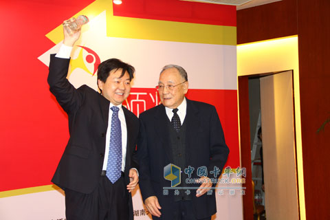 原機械工業(yè)部部長何光遠和中國重汽集團公司副總經理劉偉、技術中心副主任李紅珍合影