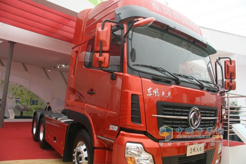 東風新天龍大馬力牽引車