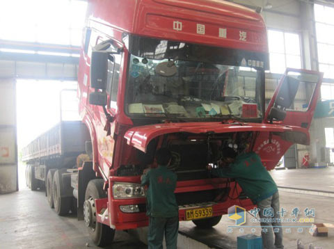 　濱州三維重汽服務(wù)站技術(shù)人員為用戶檢修汽車空調(diào)